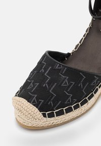 KARL LAGERFELD KAMINI MID EMBRO ANKLE LOOP - Saltos plataforma - black