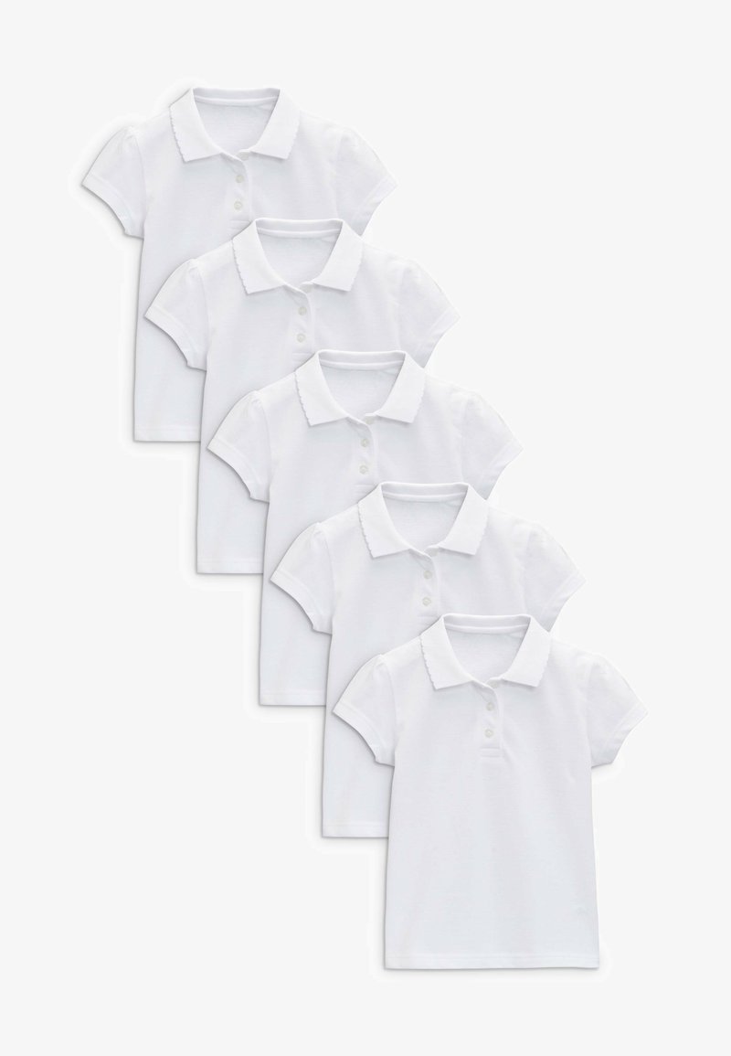 Sæt af fem hvide bomulds polo t-shirts med korte ærmer, klassisk krave og knaplukning. Glat tekstur og enkelt design.