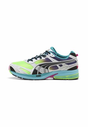 Chaussure de course multicolore Puma avec avant en mesh vert néon, logo latéral noir et blanc, semelle bleue et doublure intérieure bleu sarcelle.