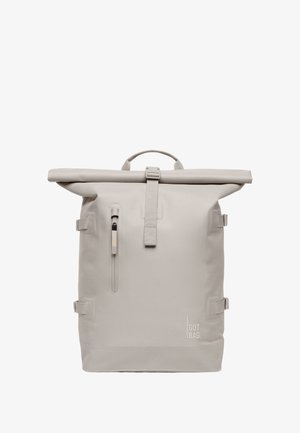 Mochila con cierre enrollable en material gris claro; cuenta con correas, bolsillo con cremallera, lazos y logo de la marca; diseño elegante y minimalista con textura duradera.