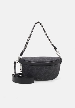 Sort Michael Kors crossbody-taske med monogrammønster, læderkant, sølvkædehåndtag og aftagelig læderrem til skulderen.