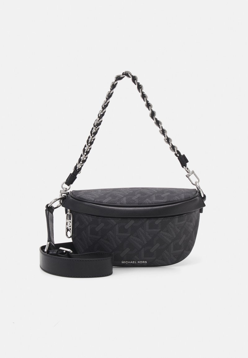 Sac bandoulière noir Michael Kors avec motif monogramme, garniture en cuir, anse chaîne en argent et bandoulière en cuir détachable.