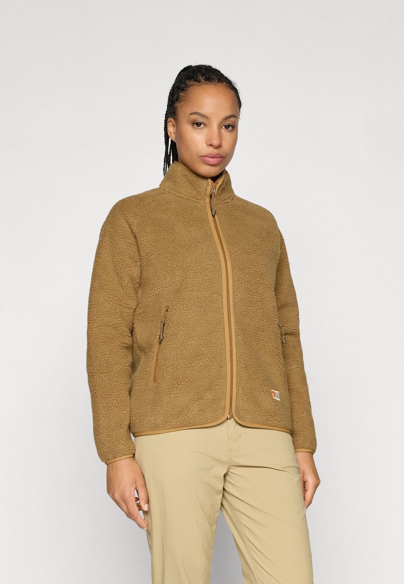 Giacca in pile marrone con colletto alto, chiusura frontale con zip e due tasche con zip. Superficie texturizzata, cuciture angolari e zip a contrasto.