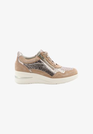 Sneaker beige e metallizzato con dettagli traforati, cerniera laterale, chiusura frontale con lacci e suola imbottita bianca.