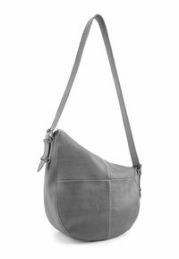 Sac d'épaule en cuir gris à forme incurvée, avec une sangle réglable et des accents cousus, présentant une texture lisse et un design minimaliste.