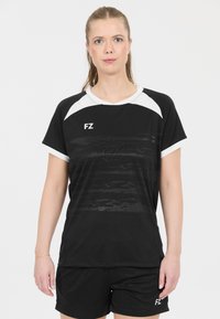 Svart sportskjorta med vita detaljer och FZ-logotyp, med ett strukturerat mönster. Matchas med svarta shorts. Lättviktsmaterial.