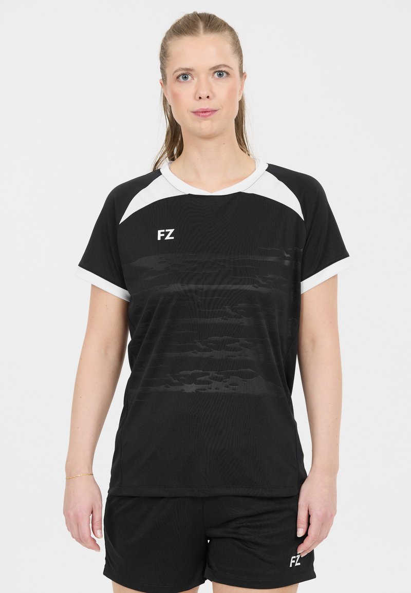 Svart sportskjorta med vita detaljer och FZ-logotyp, med ett strukturerat mönster. Matchas med svarta shorts. Lättviktsmaterial.