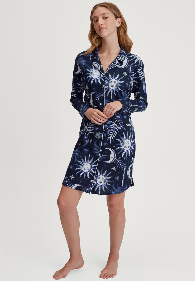 Vestito da pigiama blu navy con motivi bianchi di sole e luna, maniche lunghe, colletto e dettagli con bottoni, realizzato in tessuto morbido.