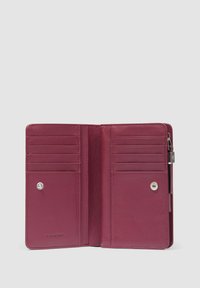 Cartera de cuero burdeos abierta para mostrar múltiples ranuras para tarjetas y un cierre a presión. Presenta una textura suave y un diseño interior simple.