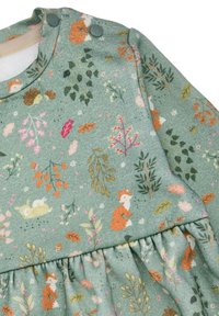 Hellgrünes Kleid aus weichem Stoff, mit einem floralen und waldtierartigen Muster, das orangefarbene Füchse und Kaninchen sowie Knopfdetails zeigt.