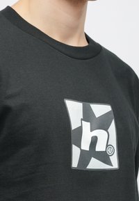 Μαύρη βαμβακερή μπλούζα με μεγάλο γραφικό που απεικονίζει ένα λευκό αστέρι και το κομψό λογότυπο 'h', με ριμπ λαιμόκοψη και απαλή υφή.