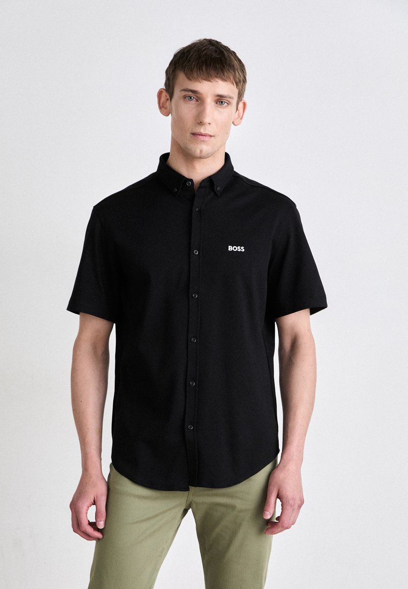 Camicia nera a maniche corte con bottoni, dotata di colletto classico e logo "BOSS" ricamato sul petto, realizzata in un tessuto liscio.