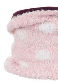 Roze pluizige muts met witte hartpatronen, met een zachte textuur en een donkerpaarse accent op de rand. Lijkt warm en gezellig.