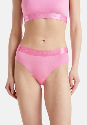 Mutande di cotone rosa con una texture liscia e un elastico logo che mostra la scritta "UNITED COLORS OF BENETTON." Forma classica a slip.
