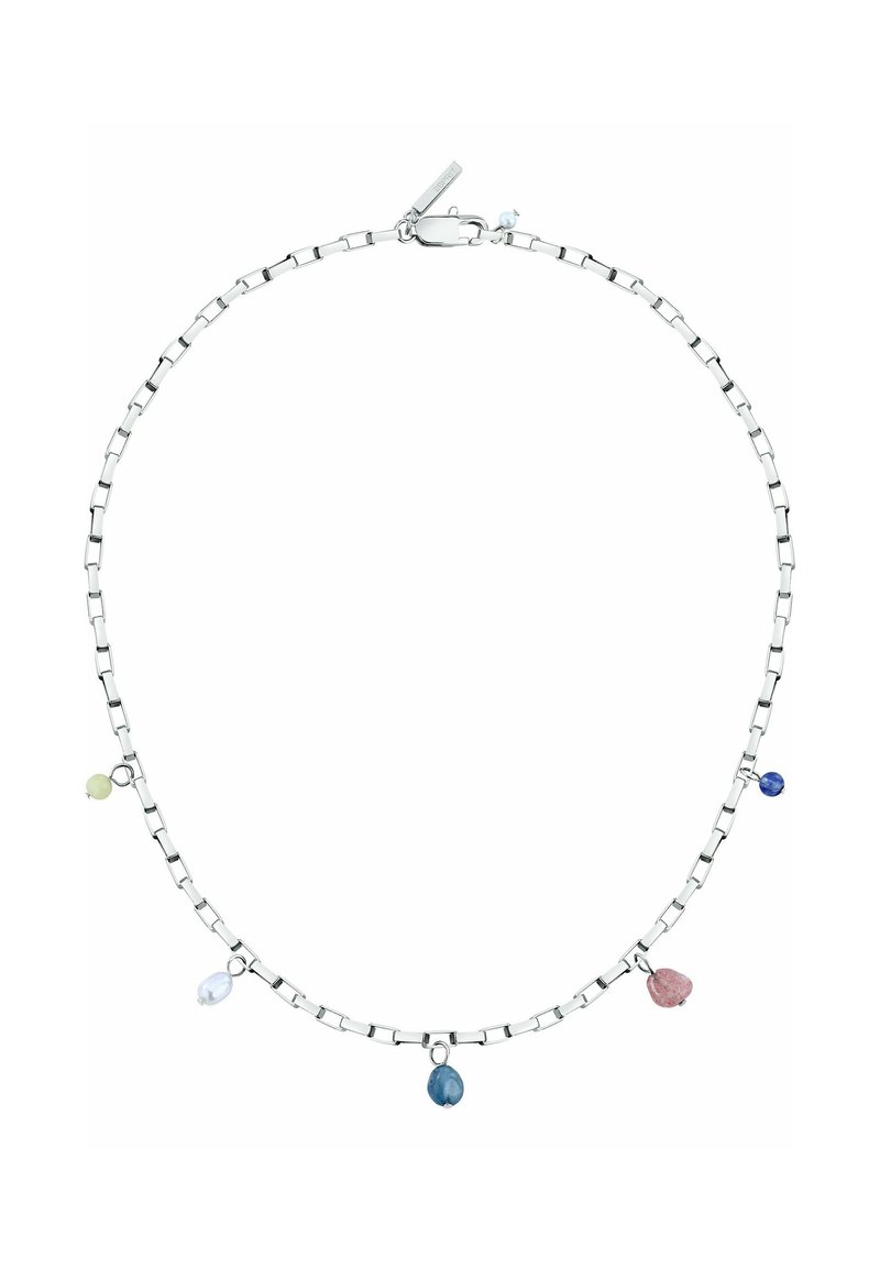 Silverkedjan är prydd med färgglada ädelstenar i grönt, rosa, blått och vitt, med en länkdesign och lås.