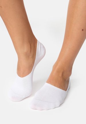 Weiße Baumwoll-Fußsöckchen mit glatter Textur, niedrigem Schnitt und verstärkten Zehenbereichen, gezeigt an nackten Füßen.