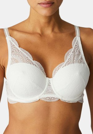 Witte bh met gepolsterde cups, ingewikkelde kantdetails langs de randen en verstelbare bandjes. Zachte textuur met bloemmotieven.
