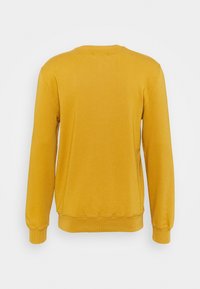 Felpa a maniche lunghe color giallo senape con collo a giro e polsini e orlo a coste, mostrata dal retro su uno sfondo bianco.