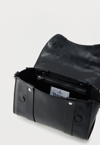 Μαύρη δερμάτινη τσάντα χειρός με ανοιχτό καπάκι, που δείχνει εσωτερική τσέπη με φερμουάρ και εμφανές λογότυπο Vivienne Westwood.