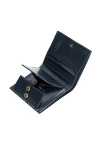 Billetera de cuero negro abierta mostrando tres ranuras para tarjetas, un bolsillo para monedas con botón a presión y un compartimento principal para billetes o tarjetas.