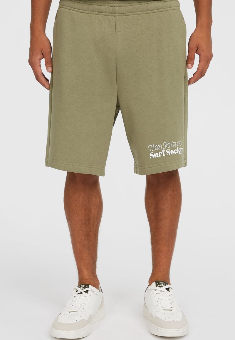 Khaki bavlnené šortky s bočnými vreckami, na ľavej nohe s bielym potlačeným logom "The Future Surf Society".