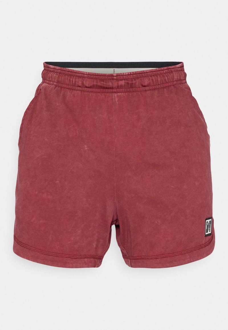 Rote Baumwollshorts mit weicher Textur, elastischem Bund und Seitentaschen. Mit einem Markenpatch mit schwarzem Rand auf der unteren Seite.