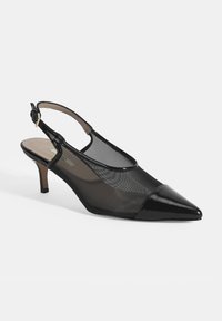 Chaussure slingback noire avec une tige en maille, bout pointu et accents en cuir verni brillant. Présente un talon fin et une sangle réglable.