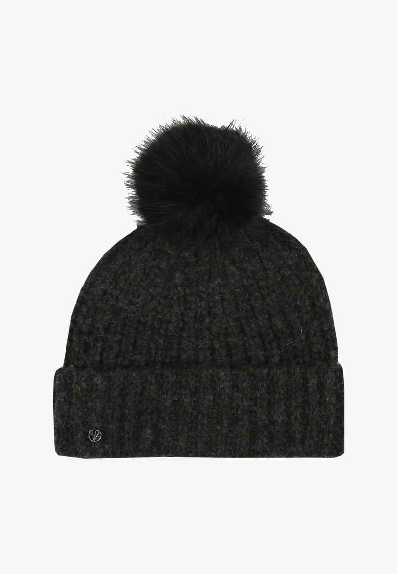 Mustavilla neulepipo, jossa on suuri pörröinen pom-pom päällä ja käännettävä reunus, jossa on pieni pyöreä metallilogo.