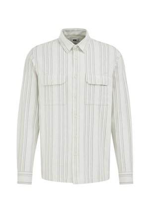Camisa de manga larga en beige claro con finas rayas verticales negras. Cuenta con dos bolsillos en el pecho y un cierre frontal de botones con un cuello puntiagudo.