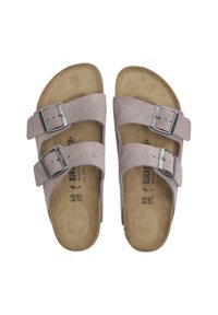 Sandali in suede grigio bicolore con due fibbie regolabili in argento, soletta in sughero sagomata e suola marrone testurizzata, taglia 40 stampata all'interno.