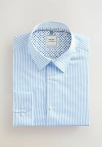 Svijetloplava prugasta košulja s kontrastnim uzorkom na unutarnjem ovratniku. Ima manžete na gumb i oznaku branda na unutrašnjem ovratniku.
