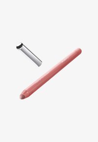Lápiz labial KIKO en rosa suave, con punta redondeada y acabado brillante. Tapa metálica plateada situada por separado. Texto impreso en el cuerpo.