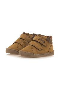 Scarpe per bambini in camoscio marrone con design a strappo in velcro, punta arrotondata e suola in gomma flessibile. Leggere e con dettagli di cuciture a contrasto.