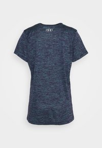 Sportovní tričko s krátkým rukávem z texturované tmavě modré látky s tyrkysovými detaily, které má logo na horní části zad.