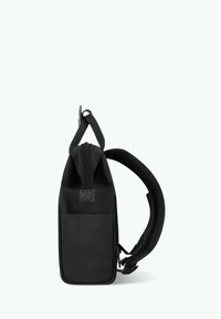 Schwarze Stoff-Schultertasche mit einem Reißverschluss, rechteckiger Form, Vordertasche, gepolstertem Schulterriemen und einem Logo-Patch an der Seite.