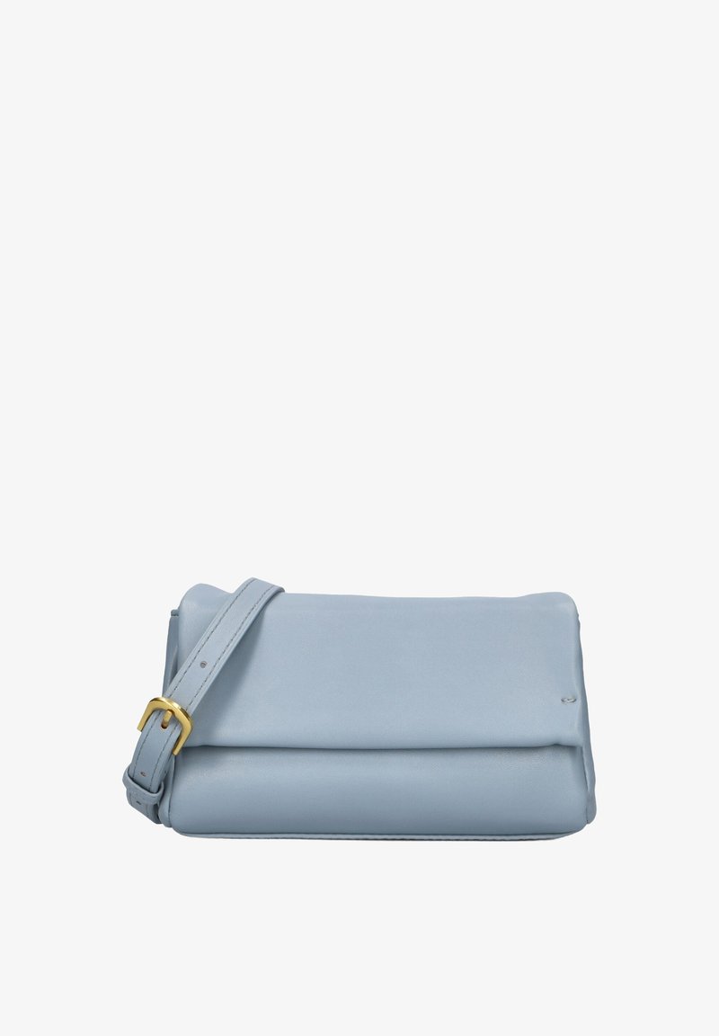 Lichtblauwe leren schoudertas met klepsluiting, verstelbare band en goudkleurige hardware. Soepele textuur zonder zichtbare patronen.