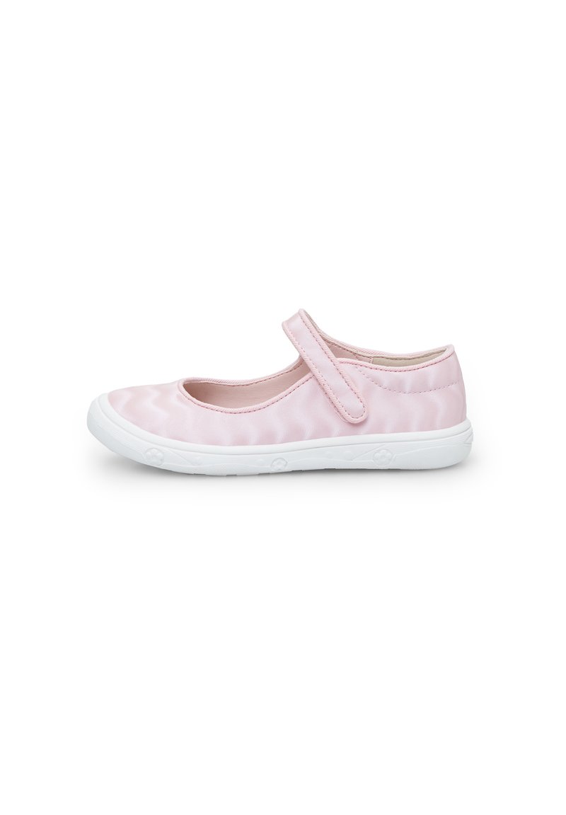 Zapatilla Mary Jane rosa con acabado satinado, punta redonda y correa ajustable de gancho y bucle, que presenta una suela de goma blanca y detalles texturizados.