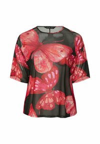 Mustapainen läpinäkyvä paita, jossa on suuret punaiset ja vaaleanpunaiset perhosiprintit, leveät lyhyet hihat ja pyöreä kaula-aukko. Kevyt, virtaava kangas.