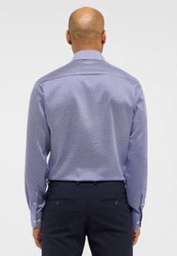 Blauw gepatternd overhemden met lange mouwen, een standaard kraag en knoopmanchetten, gemaakt van gladde stof met een gestructureerd patroon.