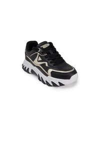 Sneaker in bianco e nero con suola spessa, realizzato in pelle sintetica e dettagli metallici, punta rotonda e design con lacci.