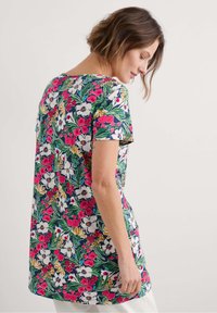 Gėlių trumpųjų rankovių marškiniai su tamsiai mėlynu fonu, ryškiomis rožinėmis, baltomis ir geltonomis gėlėmis, laisvu siluetu ir apvaliais iškirpimu.