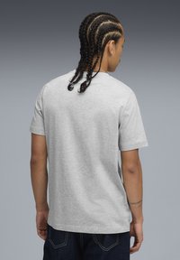 Lysegrå bomulds t-shirt med rund halsudskæring og korte ærmer, der har en afslappet pasform og en glat tekstur.