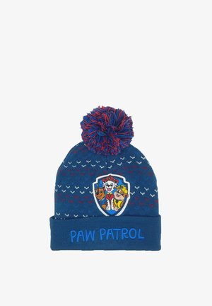 Niebieska dzianinowa czapka z pomponem na czubku, z naszywką z logo "Paw Patrol" i wielokolorowymi wzorami na powierzchni.