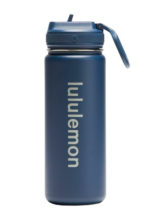 Blå isoleret vandflaske med klaplåg og "lululemon" logo i lysegrå på siden.