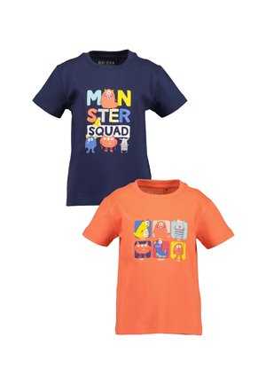 Due magliette per bambini, una blu scuro con il testo "Monster Squad" e mostri colorati, l'altra arancione con sei volti di mostri a cartone animato.