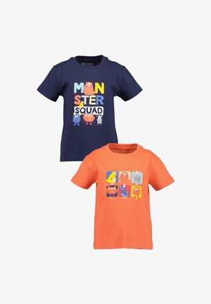 Twee kindert-shirts, de ene marineblauw met de tekst "Monster Squad" en kleurrijke monsters, de andere oranje met zes cartoonmonster gezichten.