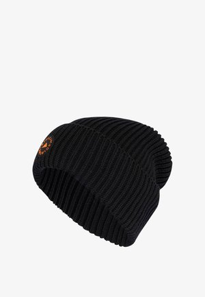 Black knit beanie with ribbed texture and a circular logo patch featuring orange details. Soft material and flexible shape for comfort.