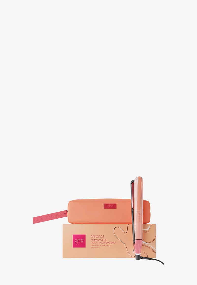 Pfirsichfarbener ghd-Haarglätter liegt auf seiner passenden Schachtel neben einem Reißverschlussbeutel mit dem Etikett "Good Hair Day".