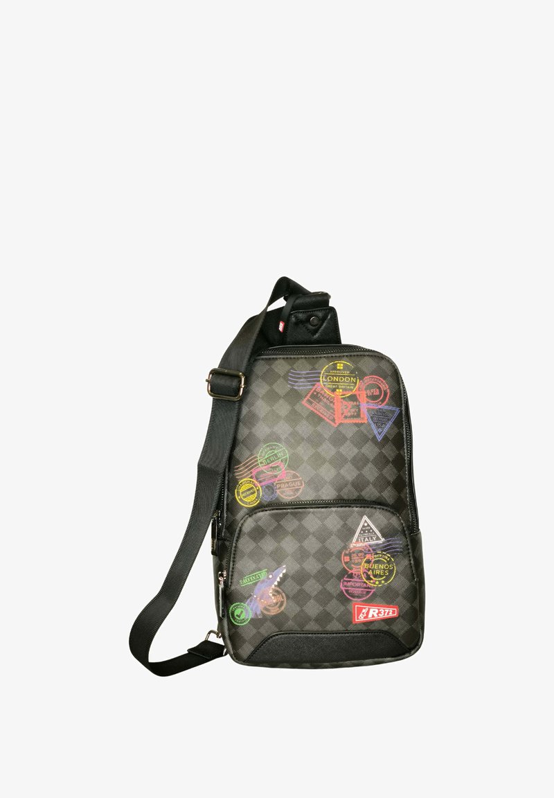 Zaino nero a motivi con colorate toppe a tema viaggio, tracolla regolabile e scomparti con cerniera per lo stoccaggio.