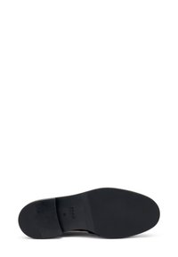 Suola di scarpa in gomma nera con superficie texturizzata, forma piatta e marchio impresso. Presenta un bordo liscio e un design con supporto per l'arco.